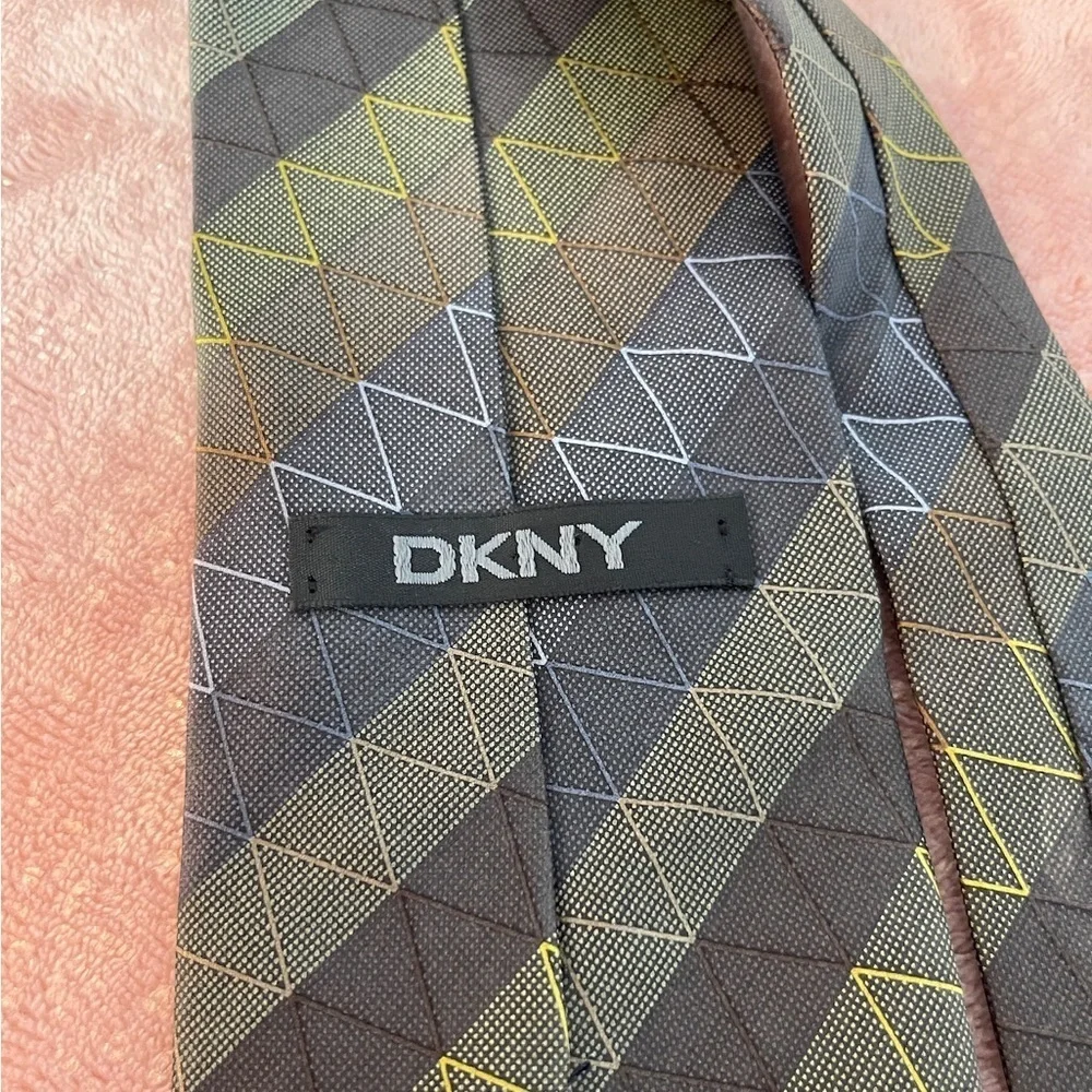 DKNY Men's Tie in Black and Brown with Yellow Accents